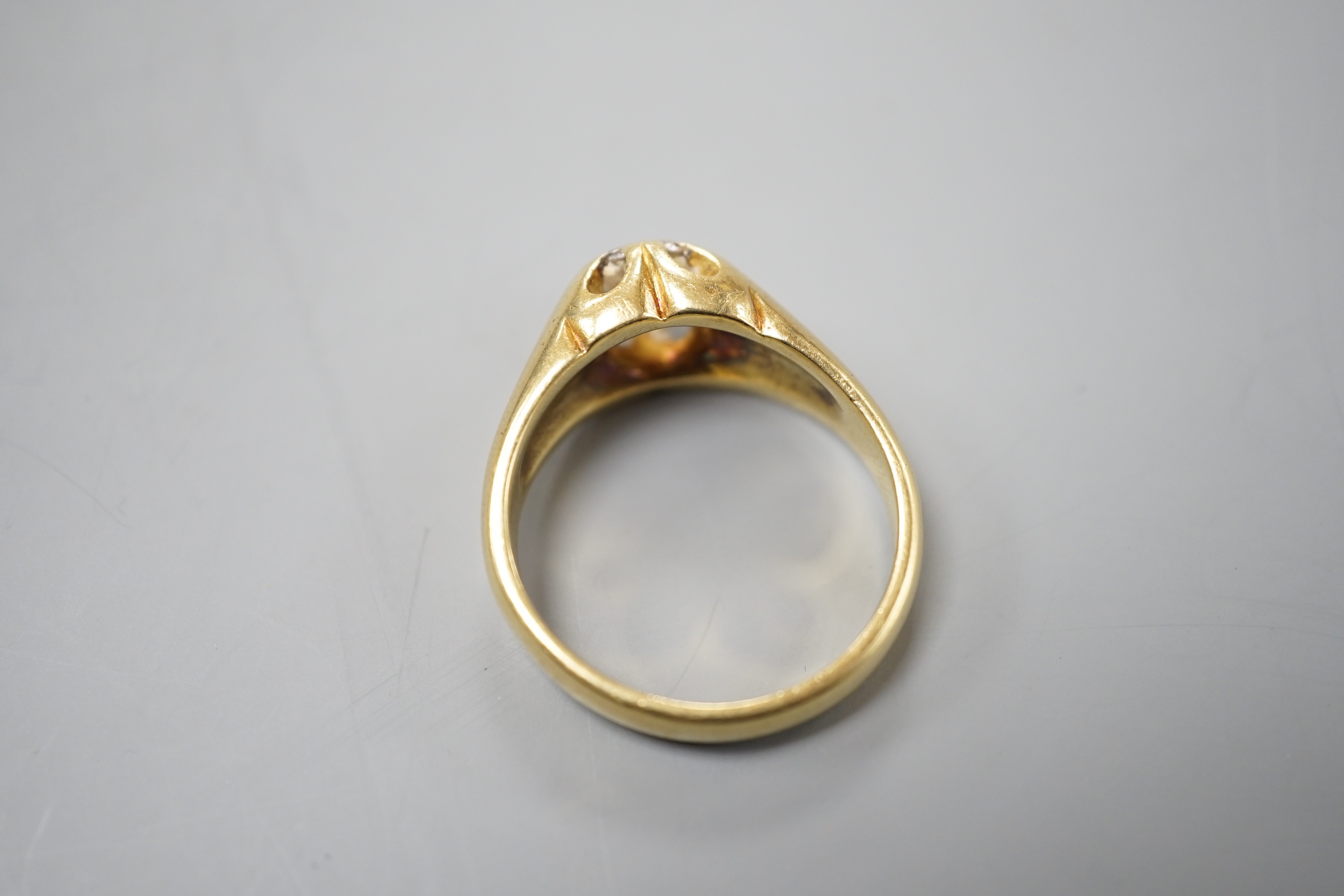 An 18ct and collet and claw set solitaire diamond ring, size V, gross 12.8 grams